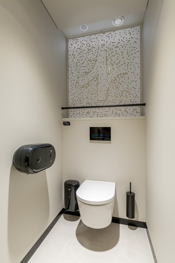 Iconic designs, technologies for hygiene and touchless solutions go hand in hand in the new public restroom concept that prioritizes comfort and safety. Along with the new In-Wash? Inspira smart toilet and solutions that prevent hand contact such as the Loft-E faucet or the EP-1 operating plate, the sophisticated lines of the Inspira Round basin or the Meridian WC contribute to an immersive experience focused on wellbeing.4