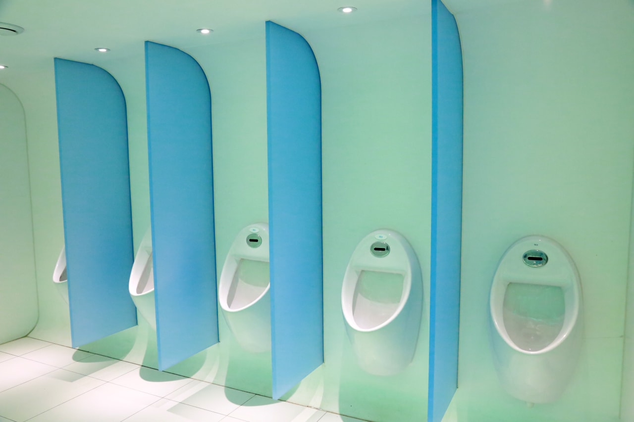 Thus, the bathroom spaces surrendered to the original shapes of the vitreous china collections such as Khroma and Hall as well as to the Oslo compact WCs or the Euret urinals. All of this without forgetting the commitment to energy efficiency by installing the Loft-E faucets, activated by a presence sensor. The perfect combination of design, resistance and efficiency was the key to face not only one of the world’s most important events, but also its celebration in one of the planet’s most populated countries. The selected collections and sanitary appliances provide the outstanding durability and hygiene of Roca’s vitreous china while the Loft-E basin faucets, only activated by the presence of a human being, avoid the unnecessary waste of water in a place destined to receive millions of visits.