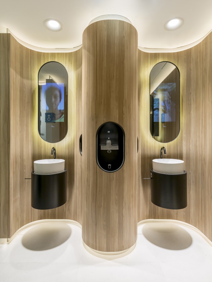 Iconic designs, technologies for hygiene and touchless solutions go hand in hand in the new public restroom concept that prioritizes comfort and safety. Along with the new In-Wash? Inspira smart toilet and solutions that prevent hand contact such as the Loft-E faucet or the EP-1 operating plate, the sophisticated lines of the Inspira Round basin or the Meridian WC contribute to an immersive experience focused on wellbeing.