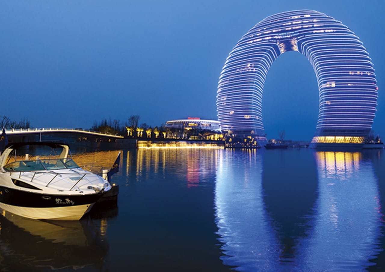 Built on the Tai Lake, its extraordinary structure is described as a bright moon, inspired by traditional Chinese bridges. In the evening, its laser light show presents a stunning visual performance with different colors and shapes. The guestrooms are fitted with cutting-edge technology, including, an iPad touch screen control panel for lights and curtains. The bathroom space in the suites are equally well-equipped, with Khroma models from Roca. The inspiring, personalised colours of the soft seat back leave a gentle touch and, instead of being a monotonous place, the bathroom is somewhere you can experience a wonderful journey made possible by technology.2