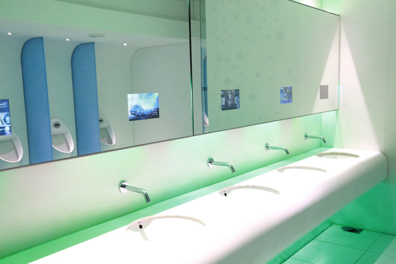 Thus, the bathroom spaces surrendered to the original shapes of the vitreous china collections such as Khroma and Hall as well as to the Oslo compact WCs or the Euret urinals. All of this without forgetting the commitment to energy efficiency by installing the Loft-E faucets, activated by a presence sensor. The perfect combination of design, resistance and efficiency was the key to face not only one of the world’s most important events, but also its celebration in one of the planet’s most populated countries. The selected collections and sanitary appliances provide the outstanding durability and hygiene of Roca’s vitreous china while the Loft-E basin faucets, only activated by the presence of a human being, avoid the unnecessary waste of water in a place destined to receive millions of visits.1