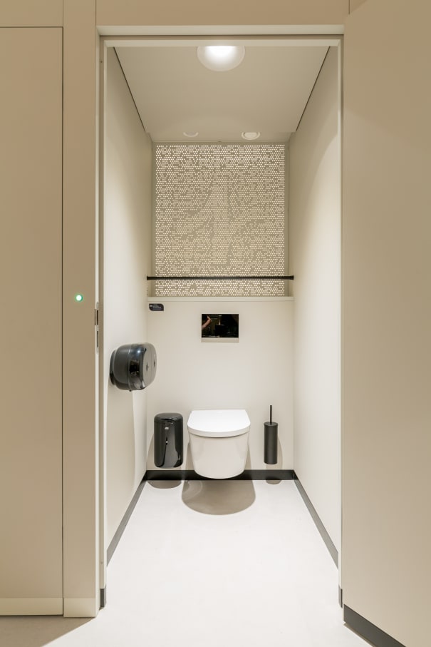 Iconic designs, technologies for hygiene and touchless solutions go hand in hand in the new public restroom concept that prioritizes comfort and safety. Along with the new In-Wash? Inspira smart toilet and solutions that prevent hand contact such as the Loft-E faucet or the EP-1 operating plate, the sophisticated lines of the Inspira Round basin or the Meridian WC contribute to an immersive experience focused on wellbeing.5