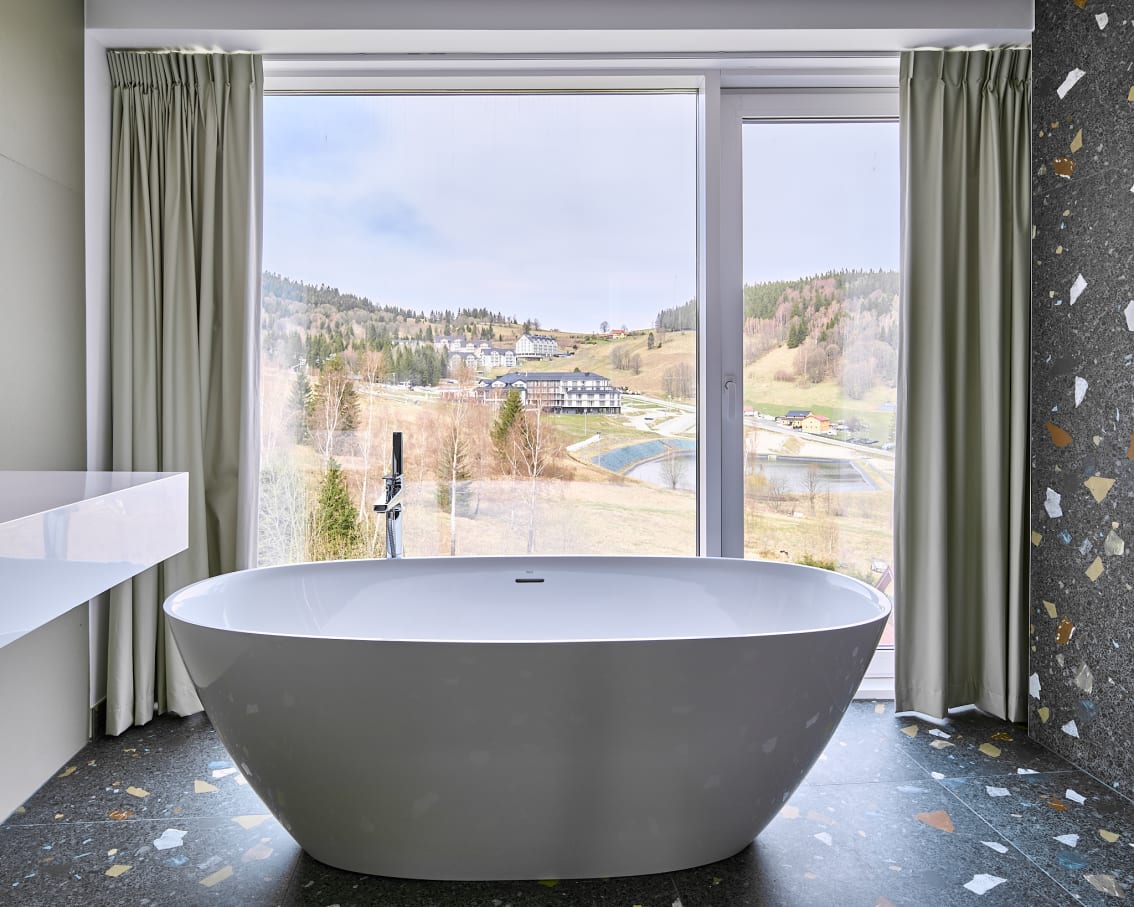 The rooms are distinguished by modern design, panoramic windows and wallpaper with the theme of the map of the immediate area. After a day of attractions, guests can relax in modern bathrooms with Roca products. For the most demanding guests, selected apartments have a bathtub, which, combined with panoramic glass, allows for a relaxing bath with a view of the setting sun.